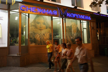 Minsk  Weissrussland  Jugendliche gehen an einem Modegeschaeft vorbei