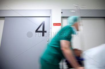 Deutschland  Krankenhaus  ein Patient wird in den Operationssaal geschoben