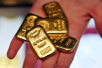 Dubai  Vereinigte Arabische Emirate  Goldbarren auf einer Hand