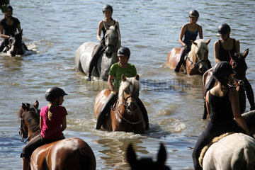 Oberoderwitz  Sachsen  Deutschland - Maedchen baden mit ihren Pferden in einem See