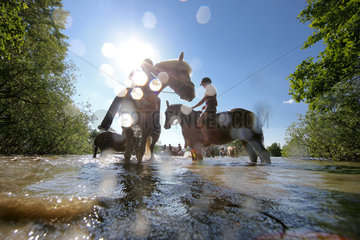 Oberoderwitz  Sachsen  Deutschland - Maedchen baden mit ihren Pferden in einem See