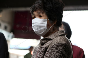 Tokio  Japan  Frau mit Mundschutz