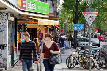 Berlin  Deutschland  Passanten in der Falckensteinstrasse