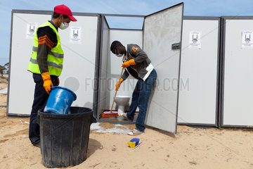 Ben Gardane  Tunesien  Islamic Relief Mitarbeiter beim Aufstellen von Latrinen im Fluechtlingslager