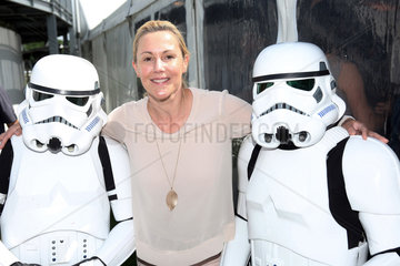 Hannover  Niedersachsen  Bettina Wulff mit den Storm Troopern von Star Wars