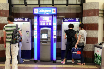 Berlin  Deutschland  Geldautomat und Fahrscheinautomaten im Bahnhof Zoo
