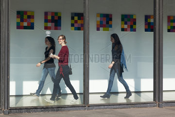 Berlin  Deutschland  Besucher der Gerhard Richter-Ausstellung in der Nationalgalerie