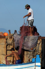Alicudi  Italien  Fischer holt sein Netz ein