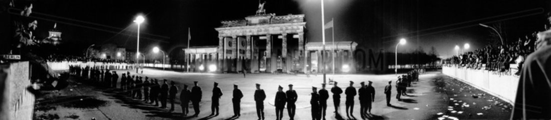 Berlin  Deutschland  Mauerfall 1989  Grenzsoldaten vor dem Brandenburger Tor