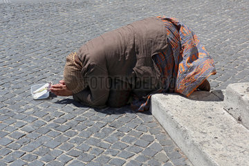 Rom  Italien  eine Frau bettelt um Almosen