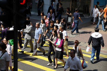 Hongkong  China  Passanten ueberqueren einen Zebrastreifen in Hongkong Central