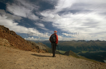 St. Moritz  Schweiz  ein Wanderer geniesst die Aussicht nahe des Piz Nair-Gipfels