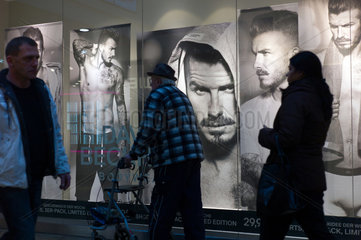 Berlin  Deutschland  Passant vor einem Schaufenster mit David Backham-Plakaten
