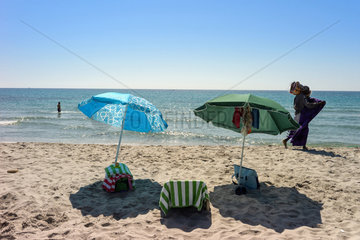 Orosei  Italien  Sonnenliege und Sonnenschirme am Berchida-Strand