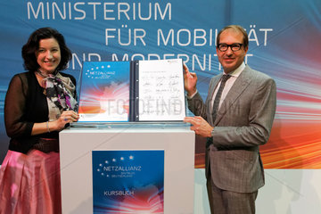Berlin  Deutschland  Alexander Dobrindt  CSU  Bundesverkehrsminister  und Dorothee Baer  CSU  Parlamentarische Staatssekretaerin