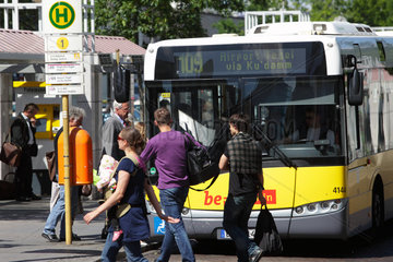 Berlin  Deutschland  Fahrgaeste besteigen den Bus der Linie 109 am Hardenbergplatz