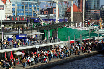 Hamburg  Deutschland  Besucher auf den Landungsbruecken im Hamburger Hafen