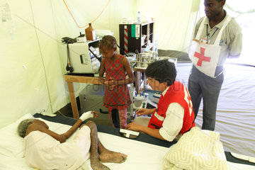 Carrefour  Haiti  Betreuer und Maedchen am Krankenbett der Grossmutter
