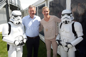 Hannover  Niedersachsen  Christian und Bettina Wulff mit den Storm Troopern von Star Wars