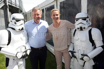Hannover  Niedersachsen  Christian und Bettina Wulff mit den Storm Troopern von Star Wars