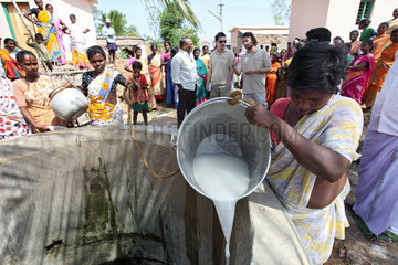 Karumanchi  Indien  Bewohner bereiten Trinkwasser auf