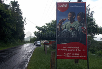 Pont Casse  Dominica  Werbetafel fuer Coca-Cola am Strassenrand