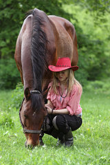 Muehlenbeck  Deutschland  Maedchen mit Cowboyhut und ihr Pferd im Portrait