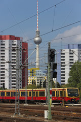 Berlin  Deutschland  S-Bahn der Linie 7 am Ostbahnhof