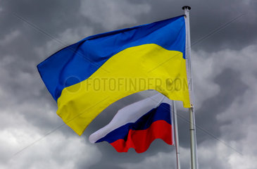 Berlin  Deutschland  Flagge der Russischen Foederation und der Ukraine
