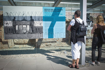 Berlin  Deutschland  Besucher in der Ausstellung Topographie des Terrors
