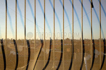 Berlin  Deutschland  Skyline von Berlin  Blick von einem Pardeck aus  davor eine Gaze