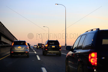 Jersey City  USA  Autos fahren auf dem Highway bei Sonnenuntergang