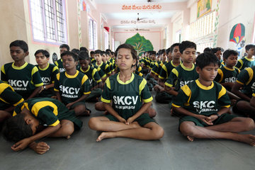 Vijayawada  Indien  Jungen meditieren im SKCV Kinderdorf  einer Einrichtung fuer Strassenkinder