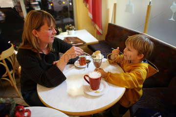 Frankfurt/Oder  Deutschland  Kind und Mutter essen Eis