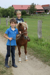 Prangendorf  Deutschland  Kinder mit Pony machen einen Spaziergang