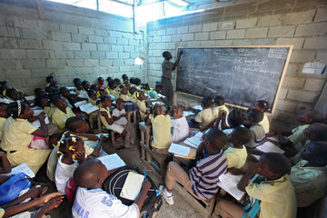 Leogane  Haiti  Schulunterricht in einem noch nicht fertig gestelltem Schulgebaeude