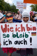 Berlin  Deutschland  muslimisches Maedchen mit einem Schild auf dem Karneval der Kulturen