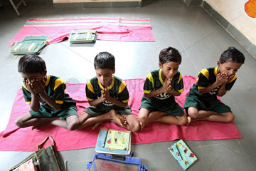 Vijayawada  Indien  Schueler meditieren waehrend des Schulunterrichts im SKCV Kinderdorf