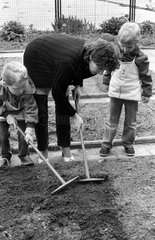 Berlin  DDR  Vorschulkinder und Lehrerin bei der Gartenarbeit im Schulgarten