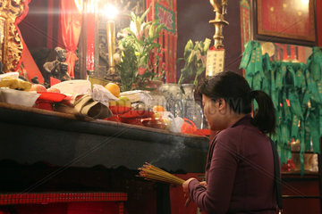 Hong Kong  China  glaeubige Buddhistin im Man Mo Tempel