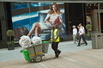 London  Grossbritannien  Reinigungskraft vor dem Boss Store (Hugo Boss) in der Shopping Mall Westfield Startford City