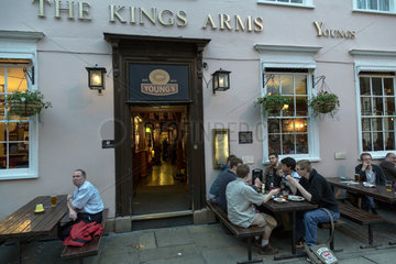 Oxford  Grossbritannien  Gaeste im Pub The Kings Arms in der Altstadt