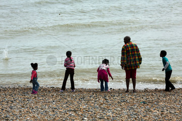 Brighton  Grossbritannien  Familie am Strand