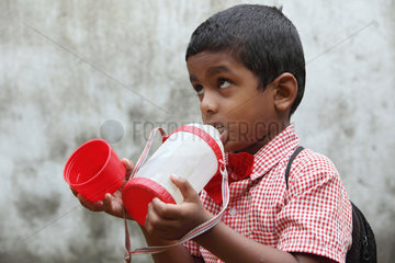 Ambalangoda  Sri Lanka  ein Junge trinkt gefiltertes Regenwasser