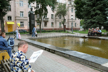 Gomel  Weissrussland  Menschen am Denkmal von Pavel Osipovich Suchoj