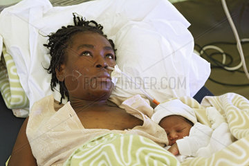 Carrefour  Haiti  eine Mutter liegt mit ihrem Neugeborenem im Patientenzelt