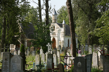 Sopockin  Weissrussland  ein kleines Mausoleum auf einem ueberwiegend kathol. Friedhof