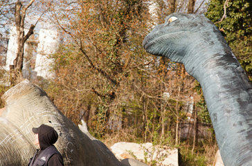 Berlin  Deutschland  ein Dinosaurier in einem verlassenen Freizeitpark