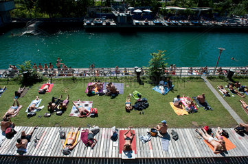Zuerich  Schweiz  Touristen im Flussbad Unterer Letten am Limmatufer