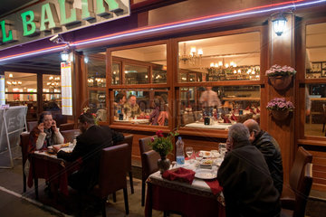 Istanbul  Tuerkei  Restaurant im Untergeschoss der Galatabruecke